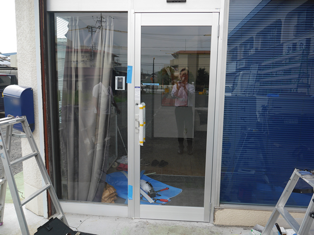 自動ドアから片開きアルミ框ドアへ取替工事　施工事例　名古屋市中川区